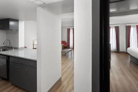 Ramada by Wyndham Milwaukee - 34