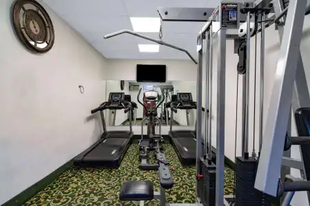 Super 8 by Wyndham San Diego Circle - 13