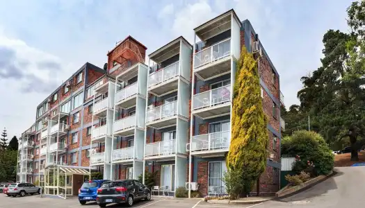 Adina Place Motel Apartments - 0