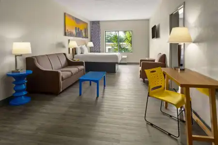 Days Inn & Suites by Wyndham Albany - 12