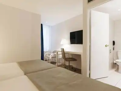 LATROUPE Grand Place Hostel - 3
