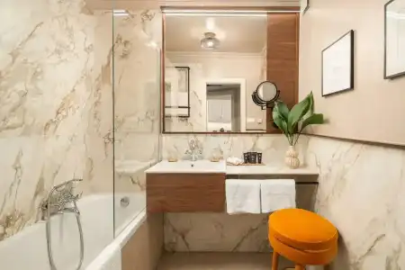 Queen's Court & Residence - 103