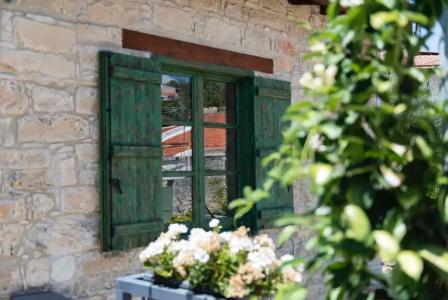 Oinou Strata - Adults Only - 18