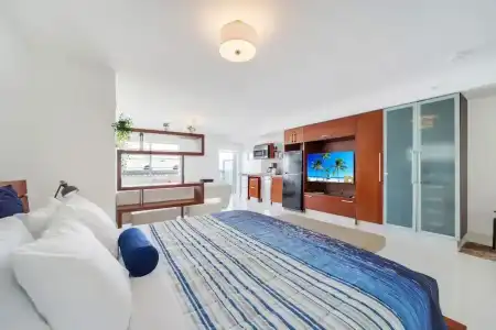 Strand Ocean Drive Suites - 78