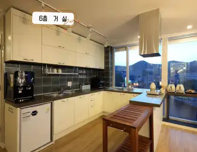 First Guest House - Hostel - 11