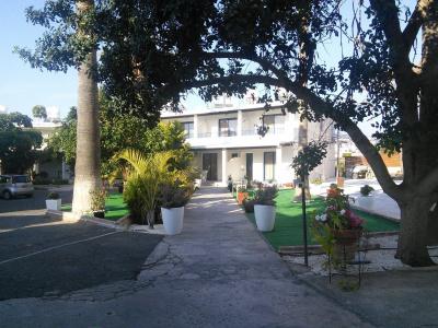 Zoe's Court - 11