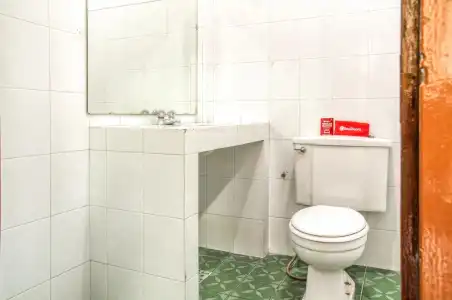 RedDoorz near Plaza Senayan - 24
