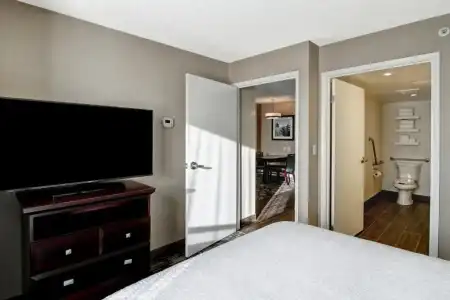 Hampton Inn & Suites by Hilton Calgary-Airport - 40
