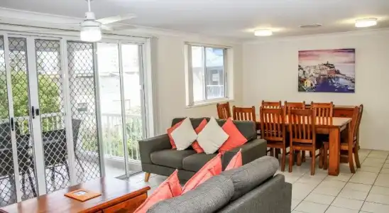 Surfers Beach Holiday Apartments - 9