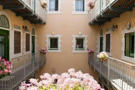 The Market Courtyard Suites Apartment - 20