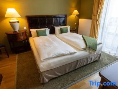 Louisa's Place - 102