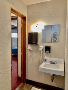 Breakers Boutique Inn - 92