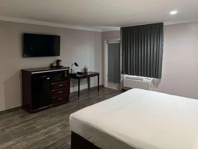 Super 8 by Wyndham Mesa Downtown Near Convention Center - 57