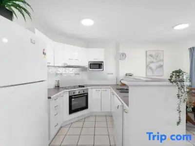 Alexander Beachfront Apartments - 38