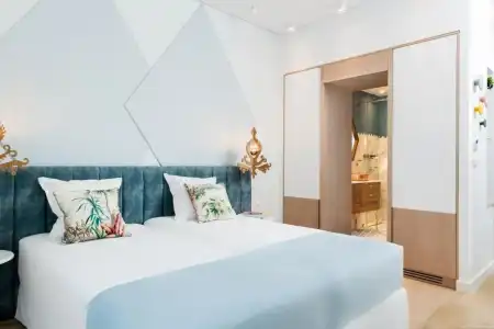 Nyx Chic Manor - 91