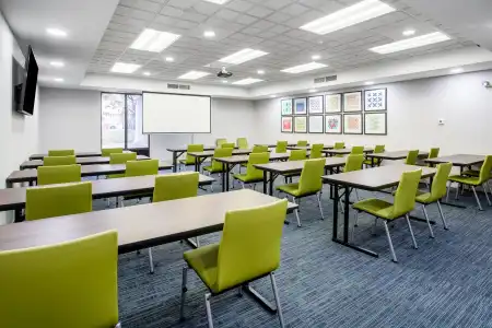 Holiday Inn Express & Suites Fort Wayne by IHG - 35