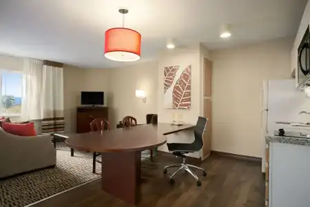 Hawthorn Suites by Wyndham Greensboro - 18