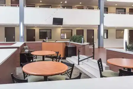 Quality Suites Lansing West - 19