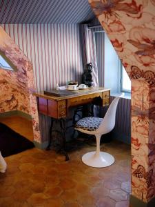Hôtel du Petit Moulin, Haute Couture by Lacroix - 40