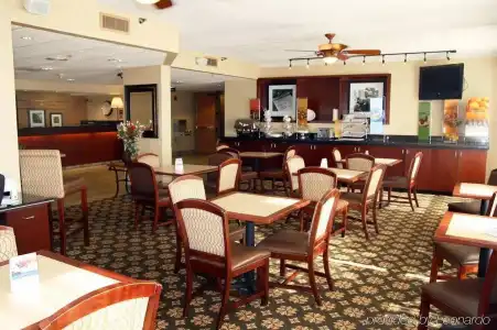 Hampton Inn Des Moines-Airport - 18