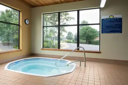 Days Inn & Suites by Wyndham Bozeman - 9