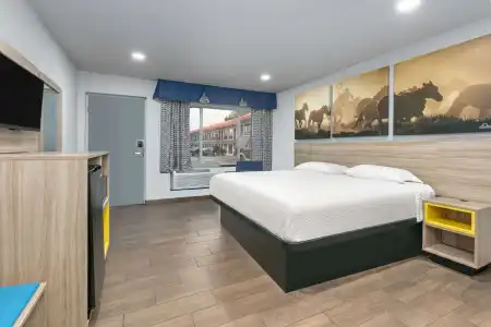 Days Inn by Wyndham South Fort Worth - 4