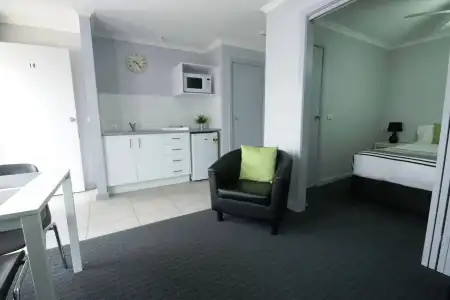 Golden Palms Motel - 4