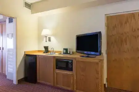 Quality Suites Lansing West - 25