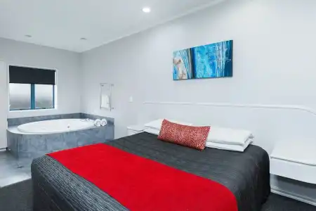 Aubyn Court Spa Motel - 163