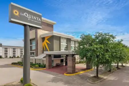 La Quinta Inn & Suites by Wyndham Dallas I-35 Walnut Hill Ln - 32