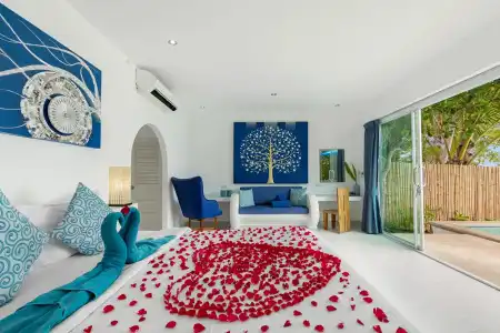 La Perle Luxury Boutique - 0