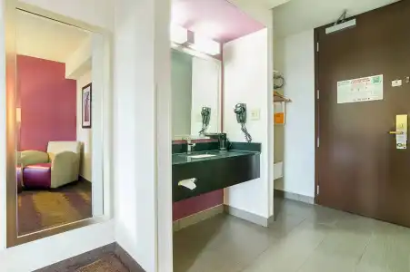 Holiday Inn and Suites Richmond West End by IHG - 5