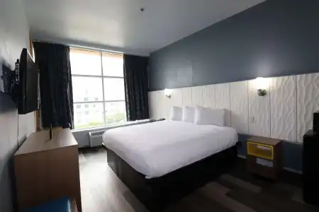 Days Inn & Suites by Wyndham Milwaukee - 3