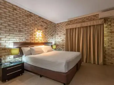 Highlander Motor Inn & Apartments - 66