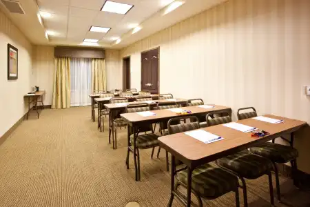 Holiday Inn Express & Suites Fresno South by IHG - 17