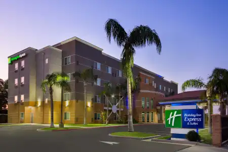 Holiday Inn Express and Suites Bakersfield Central by IHG - 22