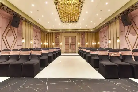 FabElite Park Inn - 19