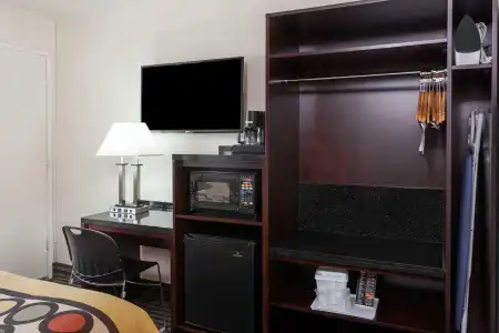 Super 8 by Wyndham San Diego Circle - 3