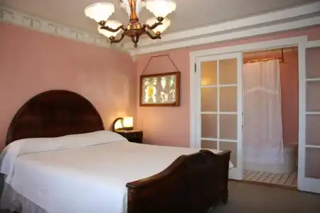 Martine Inn - 89