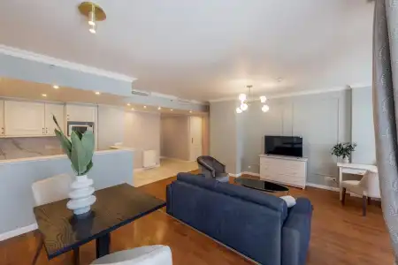 Queen's Court & Residence - 226