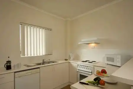 Tropic Towers Apartments - 11