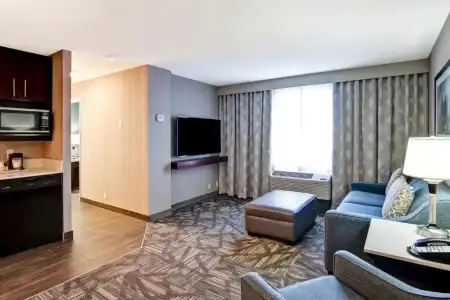 Hampton Inn & Suites by Hilton Calgary-Airport - 61
