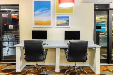 Days Inn by Wyndham Sarasota Bay - 9