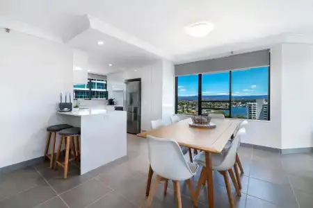Surfers Century Oceanside Apartments - 205