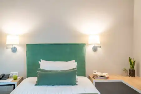 Chroma Fashion Rooms & Apartments - 18
