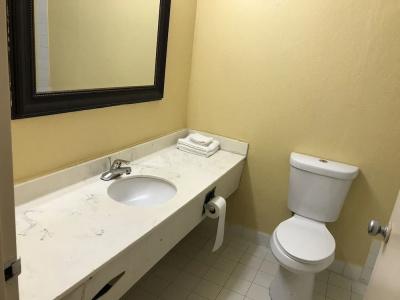 Rodeway Inn Fort Wayne - 7
