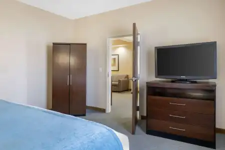 Best Western Plus Midland Suites - 52