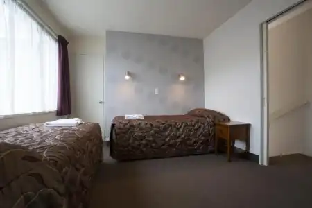 Commodore Motels - 69