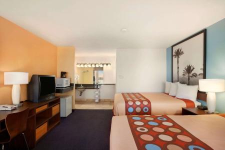 Super 8 by Wyndham Indio - 3