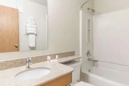 Super 8 by Wyndham Bend - 7